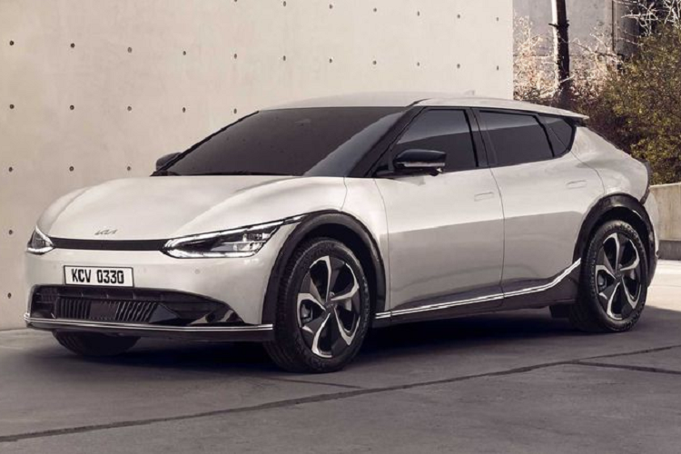 Vì vậy, sau 13 năm gắn bó với lưới tản nhiệt Tiger Nose, Kia quyết định sẽ xóa sổ nó khi chuyển sang một triết lý thiết kế hoàn toàn mới - với logo và khẩu hiệu mới. Mới đây, hãng xe Hàn Quốc đã thể hiện ngôn ngữ thiết kế mới của mình trên chiếc Kia EV6 hoàn toàn mới.