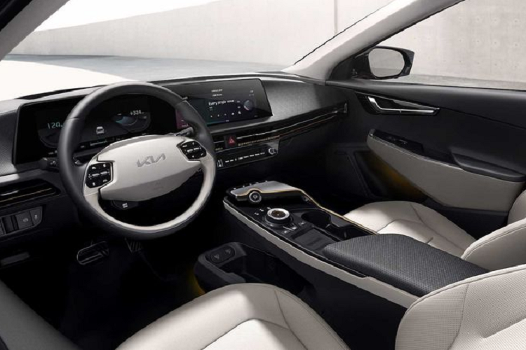 Trên Kia EV6 thuần điện này, triết lý thiết kế mới được thể hiện rõ ràng qua phần đầu xe, với các đèn chạy ban ngày sắc sảo gồm 2 dải đối xứng nhau. Nhìn chung, Kia EV6 trông giống như một chiếc crossover mặc dù gầm xe có hơi thấp và cột C lại mang phong cách của một chiếc coupe.