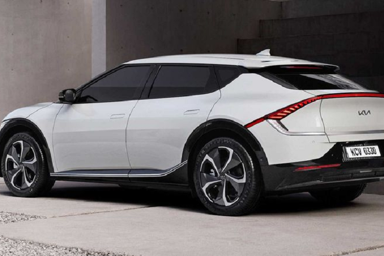 Đuôi xe có lẽ là phần thú vị nhất của EV6, với đèn hậu LED dạng mảnh kéo dài toàn bộ chiều rộng, thậm chí còn nối cả xuống hai bên hốc bánh xe phía sau, tạo sự liên kết chặt chẽ với đường nẹp ở hông xe. Xe được trang bị bộ mâm 5 chấu thiết kế khá cầu kỳ và đẹp mắt.