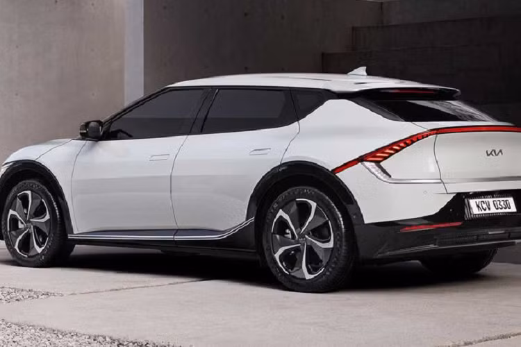 Đuôi xe có lẽ là phần thú vị nhất của EV6, với đèn hậu LED dạng mảnh kéo dài toàn bộ chiều rộng, thậm chí còn nối cả xuống hai bên hốc bánh xe phía sau, tạo sự liên kết chặt chẽ với đường nẹp ở hông xe. Xe được trang bị bộ mâm 5 chấu thiết kế khá cầu kỳ và đẹp mắt.