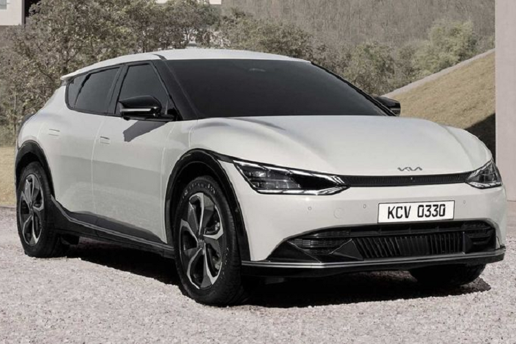 Di chuyển vào bên trong, Kia cho biết đã tận dụng không gian cabin của EV6 một cách vô cùng hiệu quả, tổng quan nội thất xe mang phong cách tối giản và số hóa. Yếu tố đáng chú ý nhất là màn hình cong nối liền cả bảng đồng hồ với màn hình trung tâm, vô lăng hai chấu trông rất tương lai kèm logo mới của Kia ở giữa.