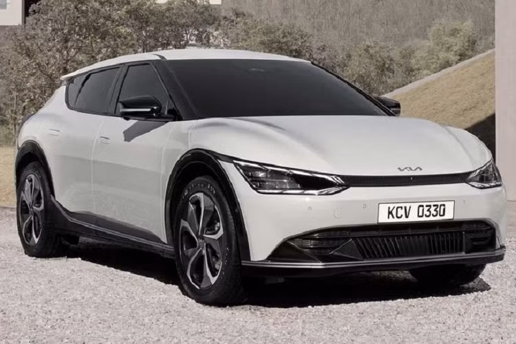 Di chuyển vào bên trong, Kia cho biết đã tận dụng không gian cabin của EV6 một cách vô cùng hiệu quả, tổng quan nội thất xe mang phong cách tối giản và số hóa. Yếu tố đáng chú ý nhất là màn hình cong nối liền cả bảng đồng hồ với màn hình trung tâm, vô lăng hai chấu trông rất tương lai kèm logo mới của Kia ở giữa.