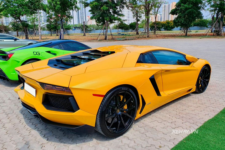 Chưa bàn tới thiết kế, chi tiết đã khiến Lamborghini Aventador "hớp hồn" mọi tín đồ thể thao và tốc độ chính là khối động cơ được đặt ở phía sau xe. Cụ thể, chiếc xe này sử dụng khối động cơ V12, dung tích 6,5 lít, sản sinh công suất tối đa 700 mã lực và mô-men xoắn cực đại 690 Nm.