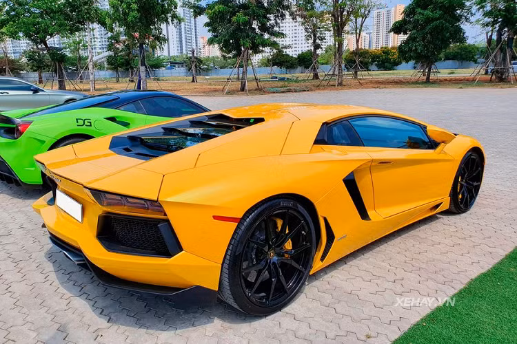 Chưa bàn tới thiết kế, chi tiết đã khiến Lamborghini Aventador "hớp hồn" mọi tín đồ thể thao và tốc độ chính là khối động cơ được đặt ở phía sau xe. Cụ thể, chiếc xe này sử dụng khối động cơ V12, dung tích 6,5 lít, sản sinh công suất tối đa 700 mã lực và mô-men xoắn cực đại 690 Nm.