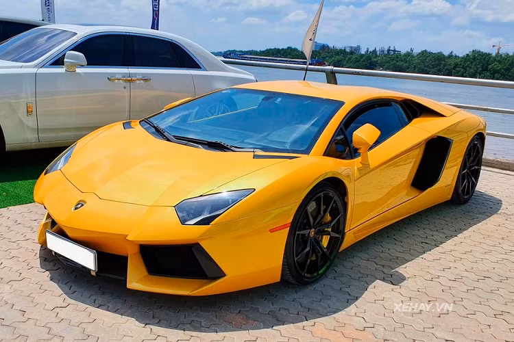 Như đã nêu trong tiêu đề, đây chính là chiếc Lamborghini Aventador đầu tiên tại Việt Nam. Siêu phẩm này được đưa về nước vào năm 2012 và đã từng tiêu tốn không biết bao giấy mực của giới truyền thông cũng như cánh mê xe trong khu vực.