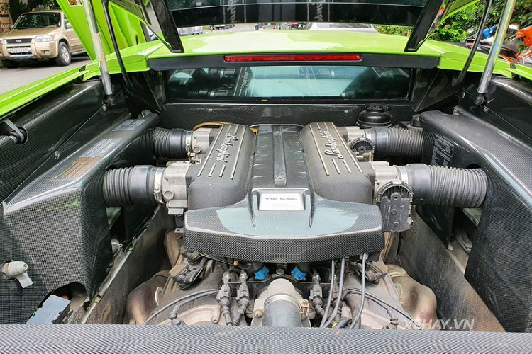 Đến nay, sau hơn 10 năm về nước, mọi chi tiết trên "siêu bò" vẫn được giữ gìn rất tốt, bao gồm màu sơn xanh cốm nguyên bản Verde Ithaca vẫn còn độ bóng, mâm xe, kẹp phanh, ống xả và kính hậu đều được bảo quản tốt.