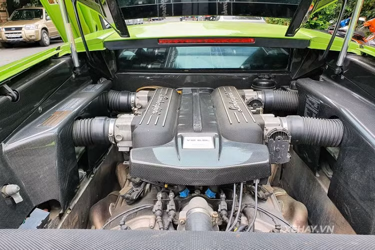 Đến nay, sau hơn 10 năm về nước, mọi chi tiết trên "siêu bò" vẫn được giữ gìn rất tốt, bao gồm màu sơn xanh cốm nguyên bản Verde Ithaca vẫn còn độ bóng, mâm xe, kẹp phanh, ống xả và kính hậu đều được bảo quản tốt.