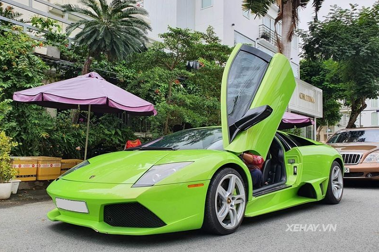 Nội thất tông xanh cốm và đen trông cũng khá mới mẻ và chất lượng. Ngoài ra, Lamborghini Murcielago còn sở hữu một số chi tiết bằng carbon như lẫy chuyển số, bảng điều khiển, hộc đồ và thành cửa xe.