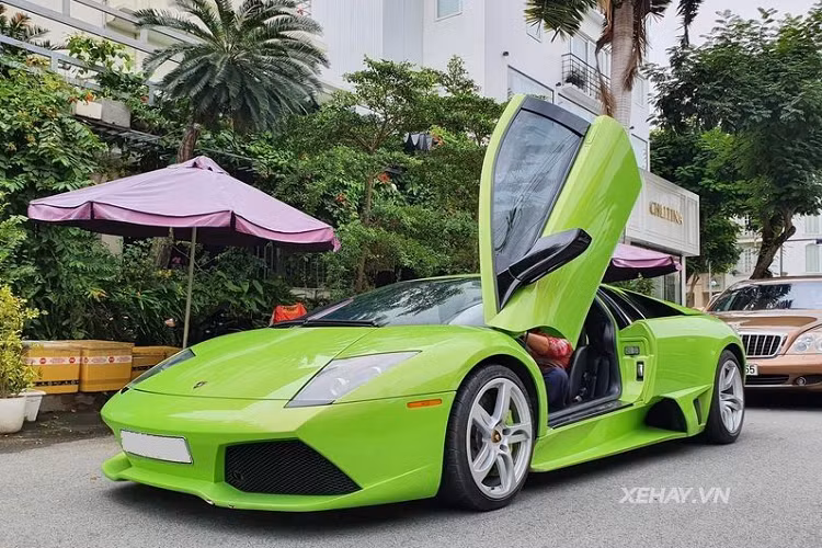 Nội thất tông xanh cốm và đen trông cũng khá mới mẻ và chất lượng. Ngoài ra, Lamborghini Murcielago còn sở hữu một số chi tiết bằng carbon như lẫy chuyển số, bảng điều khiển, hộc đồ và thành cửa xe.