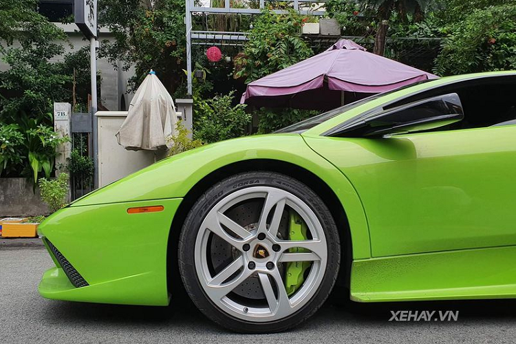 Chiếc siêu xe Lamborghini Murcielago này thuộc thế hệ thứ 2, đời 2009, cập bến Việt Nam cuối năm 2010 để làm món quà tốt nghiệp cấp 3 cho một thiếu gia tại Đà Nẵng, xe mang biển số tứ quý 8.