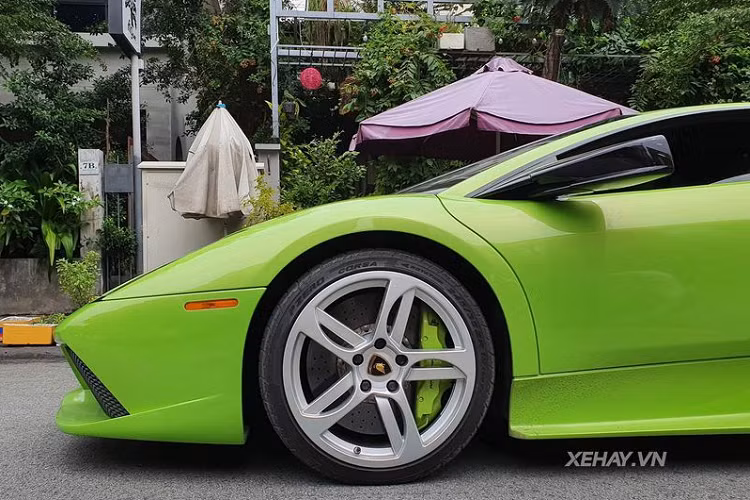 Chiếc siêu xe Lamborghini Murcielago này thuộc thế hệ thứ 2, đời 2009, cập bến Việt Nam cuối năm 2010 để làm món quà tốt nghiệp cấp 3 cho một thiếu gia tại Đà Nẵng, xe mang biển số tứ quý 8.