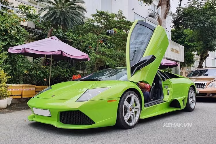 Bên cạnh màu sắc độc đáo - xanh cốm, chiếc Lamborghini Murcielago hàng hiếm nhất Việt Nam này còn gây ấn tượng với lai lịch đặc biệt.