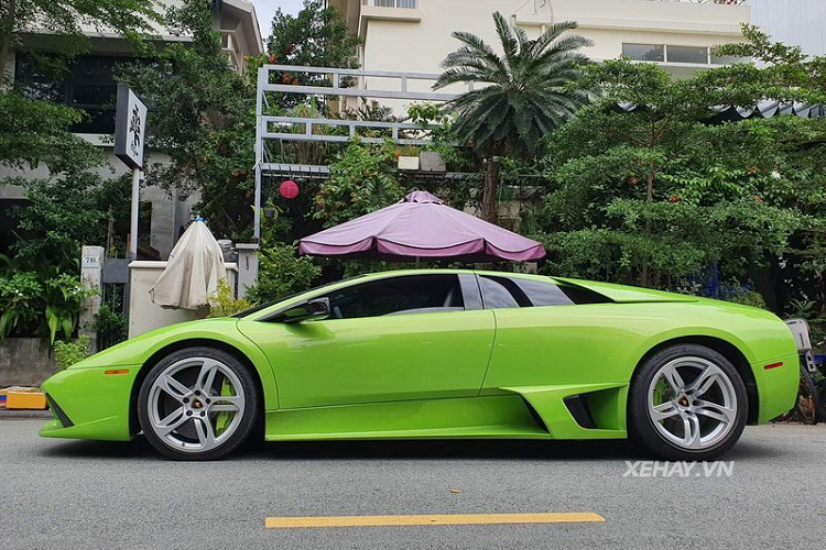 Về truyền động, Lamborghini Murcielago xanh cốm độc nhất Việt Nam được trang bị động cơ V12 6.5L sản sinh công suất 640 mã lực tại 8.000 vòng/phút và mô-men xoắn cực đại 660 Nm tại 6.000 vòng/phút, tăng đáng kể so với Murcielago thế hệ đầu tiên (572 mã lực, 650 Nm).