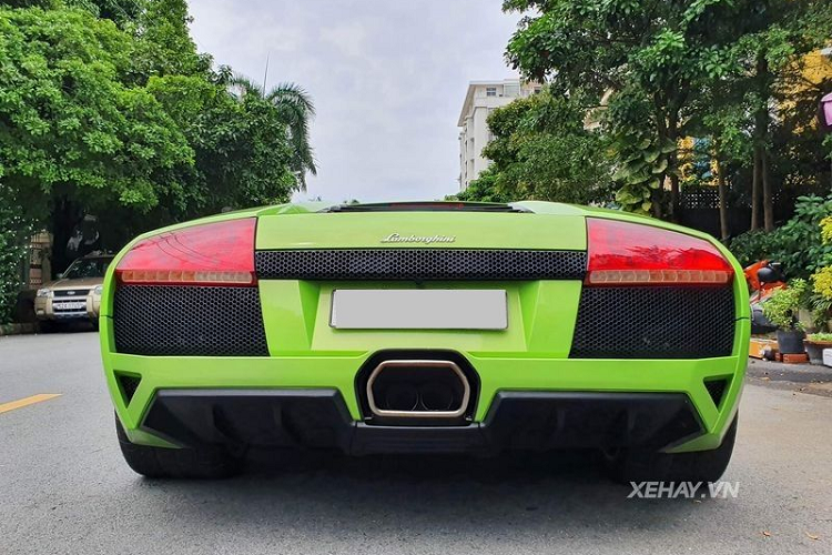 Tuy nhiên, từ tháng 4/2014, siêu xe sở hữu tông màu độc nhất Việt Nam này đã được "chuyển hộ khẩu" vào Sài Gòn, tiếp tục có duyên với số 8 khi được đăng ký lại với biển số mới "cực khủng" đuôi "888".