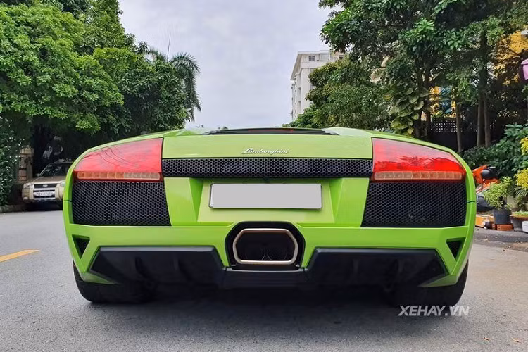 Tuy nhiên, từ tháng 4/2014, siêu xe sở hữu tông màu độc nhất Việt Nam này đã được "chuyển hộ khẩu" vào Sài Gòn, tiếp tục có duyên với số 8 khi được đăng ký lại với biển số mới "cực khủng" đuôi "888".