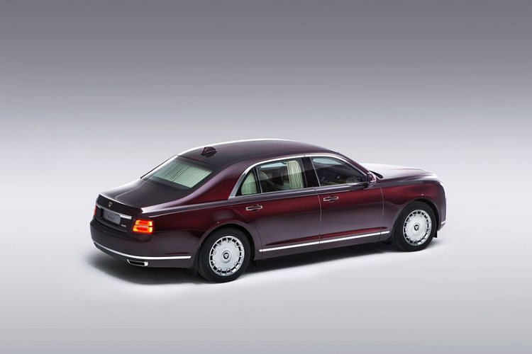 Bên dưới nắp ca-pô, Aurus Senat được trang bị động cơ hybrid bao gồm cỗ máy tăng áp kép V8 4.4L cho tổng công suất 598 mã lực và mô-men xoắn cực đại 880 Nm, đi kèm là hệ dẫn động bốn bánh toàn thời gian. Chiếc sedan cao cấp có thể tăng tốc từ 0 - 96 km/h trong 4,9 giây trước khi cán tốc độ tối đa 250 km/h.