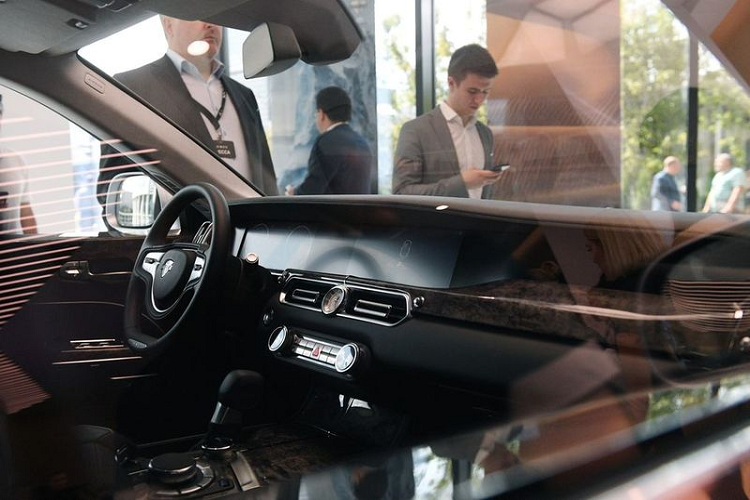 Tương tự mẫu xe limousine mới của Tổng thống Nga, Aurus Senat phiên bản thương mại cũng được phát triển dựa trên cơ sở khung gầm dạng mô-đun do Nami phát triển.