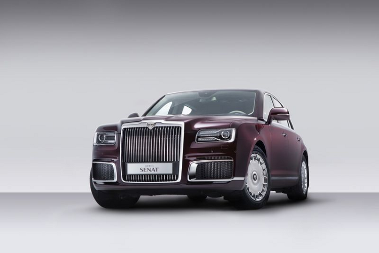 Ngoại thất xe lại sở hữu nhiều đường nét giống với Rolls-Royce như bộ lưới tản nhiệt hay bộ vành. Vì vậy, nhiều người vẫn gọi nó là ‘’Rolls-Royce của người Nga’’.