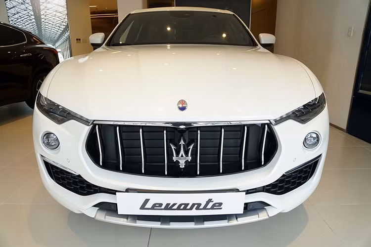 Vào đầu năm nay, Maserati Việt Nam cũng đã đưa về mẫu xe Ghibli Rebelle giới hạn 30 chiếc toàn châu Á nhằm phục vụ nhu cầu của các đại gia trong nước với giá bán niêm yết 6,511 tỷ đồng. Hiện mức giá xe Maserati Levante Zegna PelleTessuta vẫn chưa được công bố. Được biết, số tiền phải bỏ ra để sở hữu một chiếc Maserati Levante bản tiêu chuẩn rơi vào khoảng 5,55 tỷ đồng.