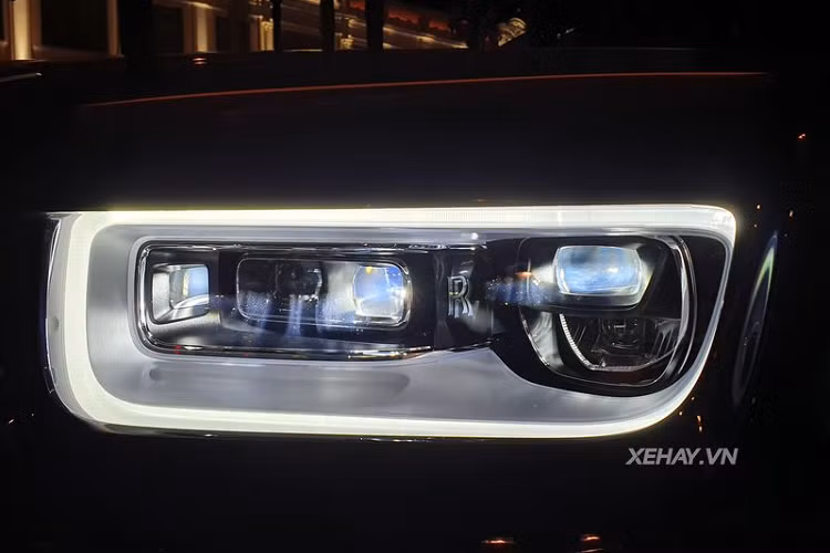 Ngoài ra, Phantom EWB còn sở hữu nhiều trang bị đáng chú ý khác như lưới tản nhiệt crôm cỡ lớn, cụm đèn pha laser thiết kế hoàn toàn mới được bao bọc bởi dải đèn ngày LED, hay bộ mâm đa chấu 22 inch mạ chrome bóng loáng. 