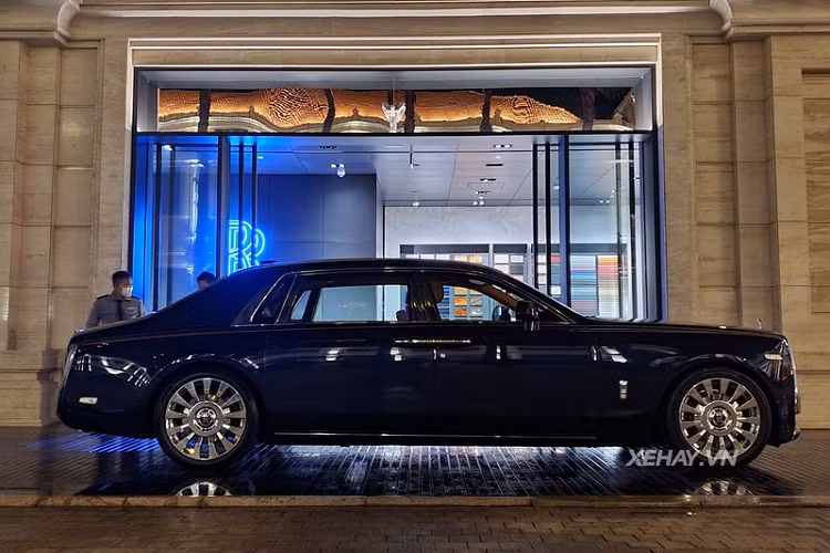 Tính đến hiện tại đã có trên dưới 10 chiếc Rolls-Royce Phantom VIII được đưa về Việt Nam, trong đó có 3 chiếc bản Tranquility giới hạn 25 chiếc toàn thế giới, và chỉ có chiếc trong bài là xe chính hãng. Giá xe Rolls-Royce Phantom VIII chính hãng có giá khởi điểm từ khoảng 50 tỷ đồng, tất nhiên bản EWB sẽ còn đắt đỏ hơn nữa, theo giới mê xe, Phantom VIII EWB có giá lăn bánh không dưới 70 tỷ đồng tại Việt Nam.