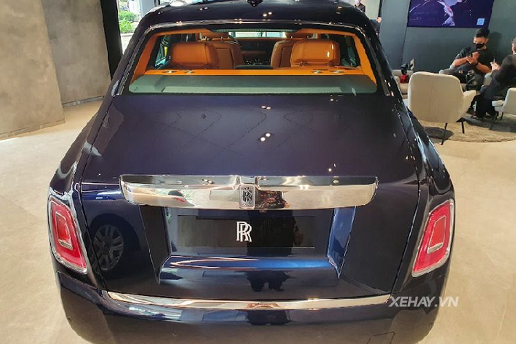 Bên trong xe có nội thất bọc da màu nâu cao cấp, nhiều chi tiết ốp gỗ sang trọng và 2 ghế sau hạng thương gia vô cùng tiện nghi. Vì là bản EWB nên khoang sau của xe càng rộng rãi và thoải mái hơn nữa so với Phantom VIII tiêu chuẩn. Rolls-Royce Phantom EWB thế hệ mới được trang bị động cơ tăng áp kép V12 6.75L cho công suất 563 mã lực và mô-men xoắn cực đại 900 Nm, chiếc sedan siêu sang cần 5,3 giây để tăng tốc từ 0-100 km/h, tốc độ tối đa đạt 250 km/h.