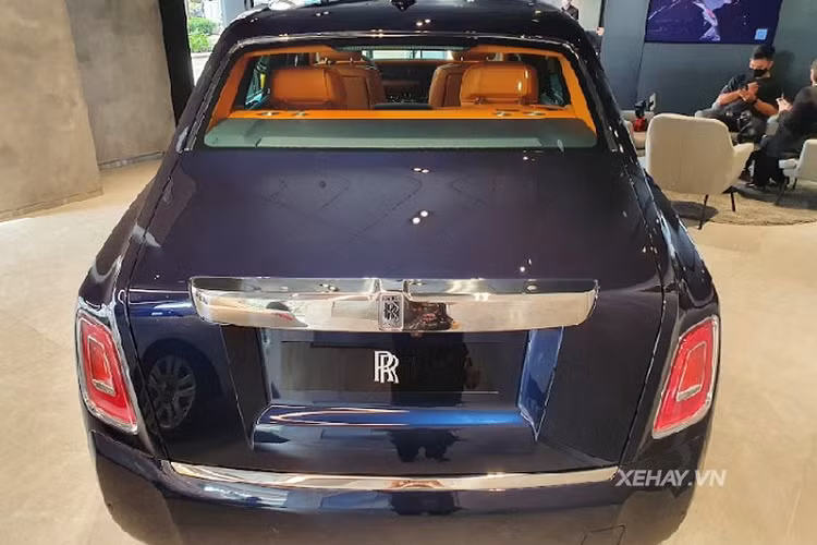 Bên trong xe có nội thất bọc da màu nâu cao cấp, nhiều chi tiết ốp gỗ sang trọng và 2 ghế sau hạng thương gia vô cùng tiện nghi. Vì là bản EWB nên khoang sau của xe càng rộng rãi và thoải mái hơn nữa so với Phantom VIII tiêu chuẩn. Rolls-Royce Phantom EWB thế hệ mới được trang bị động cơ tăng áp kép V12 6.75L cho công suất 563 mã lực và mô-men xoắn cực đại 900 Nm, chiếc sedan siêu sang cần 5,3 giây để tăng tốc từ 0-100 km/h, tốc độ tối đa đạt 250 km/h.