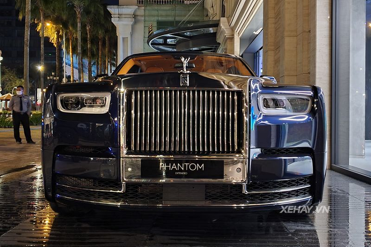 Chiếc Rolls-Royce Phantom đang có mặt tại showroom thuộc bản trục cơ sở dài (EWB), xe có chiều x chiều rộng x chiều cao lần lượt là 5.982 x 2.018 x 1.656 mm và chiều dài cơ sở đạt 3.772 mm, nhỉnh hơn so với bản tiêu chuẩn (5.762 x 2.018 x 1.646 mm,trục cơ sở đạt 3.552 mm).