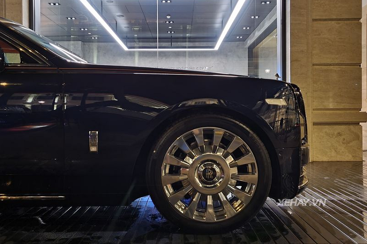 Ngoại thất xe kết hợp giữa màu đen chủ đạo và màu bạc tương phản kéo dài từ đầu đến đuôi xe - phối màu khá quen thuộc của Phantom các thế hệ tại dải đất hình chữ S.