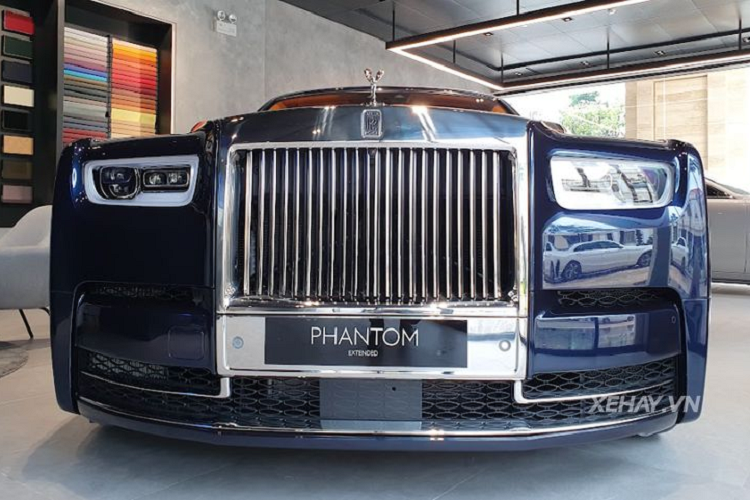 Để chào mừng sự kiện này, những phiên bản Rolls-Royce mới nhất cũng lần đầu tiên được trưng bày tại showroom, bao gồm Rolls-Royce Phantom VIII mới nhất.