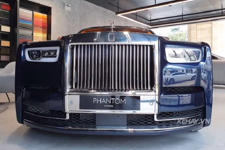 Để chào mừng sự kiện này, những phiên bản Rolls-Royce mới nhất cũng lần đầu tiên được trưng bày tại showroom, bao gồm Rolls-Royce Phantom VIII mới nhất.