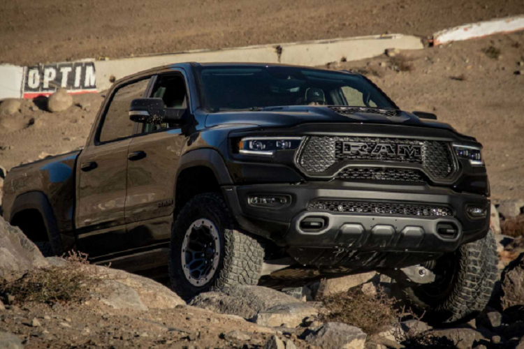 Sức mạnh được truyền xuống bốn bánh thông qua hốp số tự động 8 cấp TorqueFlite 8HP95 chia sẻ chung với “người anh em” Jeep Grand Cherokee Trackhawk (cùng tập đoàn FCA). Động cơ cỡ lớn, mô-men xoắn cao, Ram 1500 TRX 2021 sở hữu sức kéo rơ-moóc tối đa lên đến 3,6 tấn (8.100 pound).