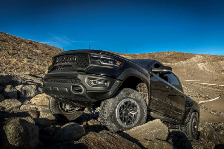 Khác biệt hoàn toàn với các phiên bản khác của dòng Ram 1500, Ram 1500 TRX 2021 được trang bị hệ thống treo hoàn toàn mới sử dụng giảm xóc chủ động lấy cảm hứng từ xe đua địa hình sa mạc. Hệ thống treo độc lập ở phía trước và hệ thống treo đa liên kết ở phía sau sử dụng giảm xóc chủ động Bilstein Black Hawk e2 2,5 inch.