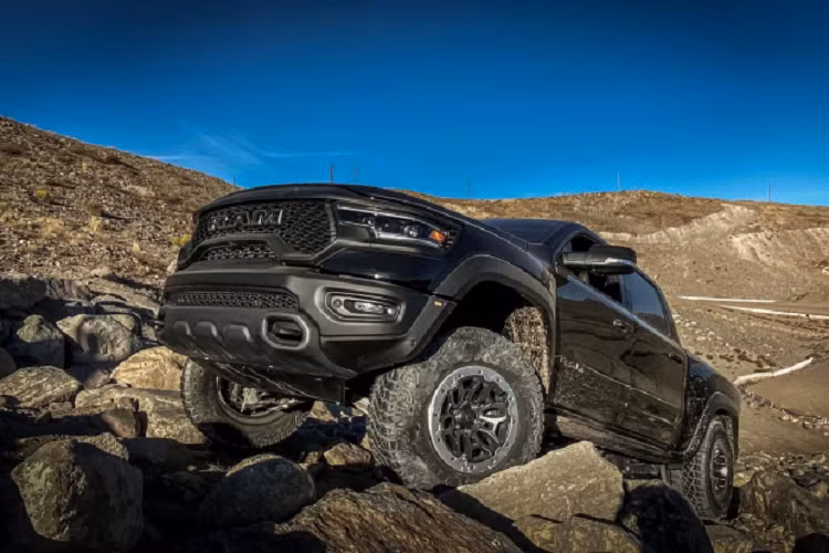 Khác biệt hoàn toàn với các phiên bản khác của dòng Ram 1500, Ram 1500 TRX 2021 được trang bị hệ thống treo hoàn toàn mới sử dụng giảm xóc chủ động lấy cảm hứng từ xe đua địa hình sa mạc. Hệ thống treo độc lập ở phía trước và hệ thống treo đa liên kết ở phía sau sử dụng giảm xóc chủ động Bilstein Black Hawk e2 2,5 inch.