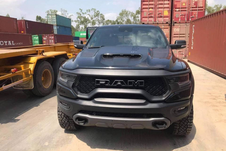 Tại Việt Nam, nếu xét các phiên bản thông thường, dòng bán tải Ram 1500 khá hiếm, kén khách chơi và ít người biết đến nếu so với dòng Ford F-150 – dòng bán tải full-size đang được chơi nhiều nhất trong phân khúc tại thị trường Việt.