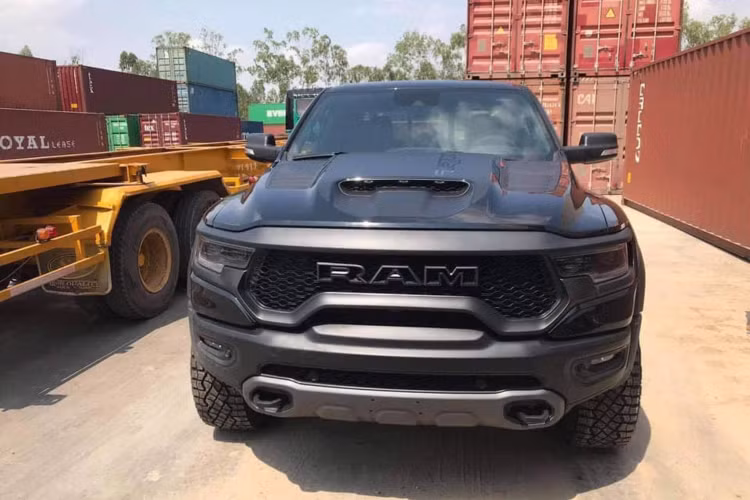 Tại Việt Nam, nếu xét các phiên bản thông thường, dòng bán tải Ram 1500 khá hiếm, kén khách chơi và ít người biết đến nếu so với dòng Ford F-150 – dòng bán tải full-size đang được chơi nhiều nhất trong phân khúc tại thị trường Việt.