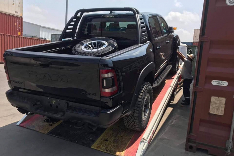 Trước đó đã có nhiều đơn vị nhập khẩu xe tư nhân ở Việt Nam chào hàng siêu bán tải Ram 1500 TRX 2021. Tuy nhiên đến nay chưa rõ đã có khách chịu hàng “chốt đơn” hay không. Lý do “cản trở” bán tải Ram 1500 TRX 2021 chính là thuế TTĐB đánh lên dung tích động cơ V8 6.2L siêu nạp khá lớn, chính vì thế mức giá sau thuế của Ram 1500 TRX 2021 sẽ cao hơn nhiều so với lựa chọn Ford F-150 Raptor dùng máy V6 3.5L Ecoboost.