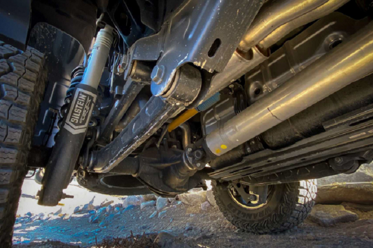 Mang sức mạnh hơn 700 mã lực, có thể khẳng định Ram 1500 TRX 2021 là một mẫu bán tải thương mại, kích thước full-size 4x4 mạnh mẽ nhất trên thị trường. Xe sử dụng động cơ HEMI xăng V8 dung tích 6.2L siêu nạp quen thuộc trên các phiên bản Dodge Hellcat, cho công suất tối đa 702 mã lực và mô-men xoắn cực đại lên đến 881Nm.