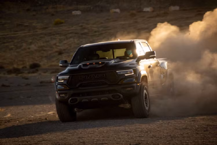 Nhờ đó, Ram 1500 TRX 2021 có thể tăng tốc từ 0 – 96 km/h chỉ trong 4,5 giây trước khi đạt tốc độ tối đa 189 km/h. Hãng Ram còn tự tin tuyên bố, bán tải 1500 TRX 2021 có thể “nhai” đường đua drag ¼ dặm chỉ trong 12,9 giây, đây một con số khá ấn tưởng đối với một chiếc bán tải full-size khá nặng nề.