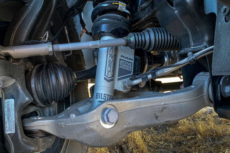 Siêu bán tải Ram 1500 TRX 2021 là phiên bản hiệu năng cao được phát triển từ dòng bán tải full-size Ram 1500. Bán tải hiệu năng cao Ram 1500 TRX 2021 ra đời để đối đầu với “người đồng hương” Ford F-150 Raptor, khi mẫu bán tải hiệu năng cao của Ford đã đứng “một mình một chợ” quá lâu.