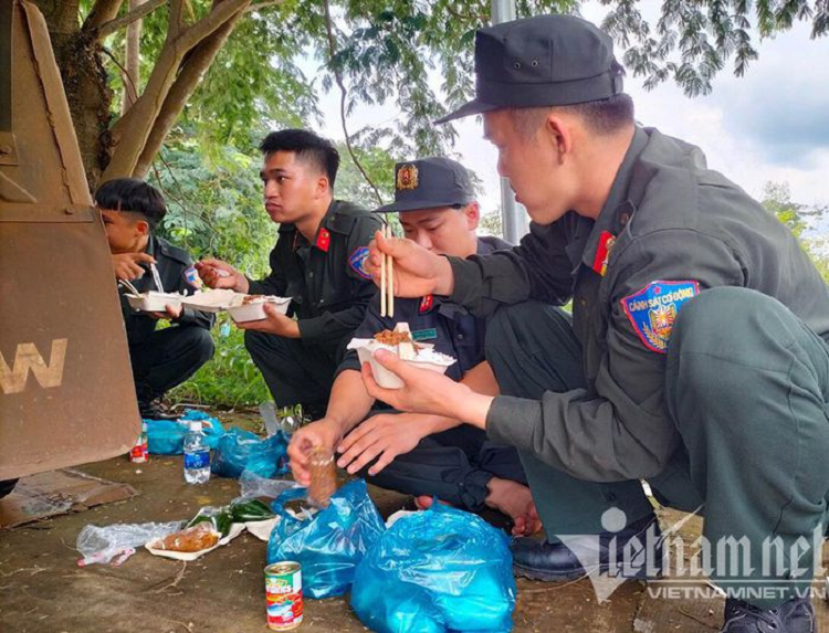 Đây là lần thứ 2 Trung đoàn CSCĐ Tây Nguyên xuất quân chi viện cho các tỉnh phía Nam để hỗ trợ, tăng cường công tác bảo đảm ANTT và phòng, chống dịch Covid-19. Trước đó, vào ngày 21/8, hơn 310 cán bộ, chiến sỹ của đơn vị cũng đã xuất quân chi viện cho TP.HCM làm nhiệm vụ phòng chống dịch. (Phần cơm hộp ăn vội trên đường đi làm nhiệm vụ)
