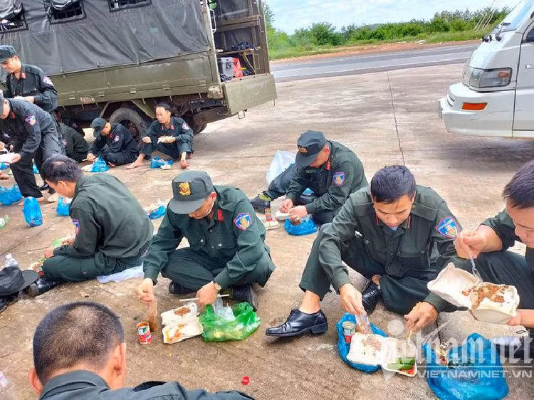 Theo Thượng tá Toàn, 100% cán bộ chiến sĩ đi làm nhiệm vụ được tiêm vắc xin phòng bệnh Covid-19 và có kết quả xét nghiệm âm tính với SARS-CoV-2 trước khi làm nhiệm vụ. 100% cán bộ chiến sĩ đi làm nhiệm vụ có sức khỏe tốt