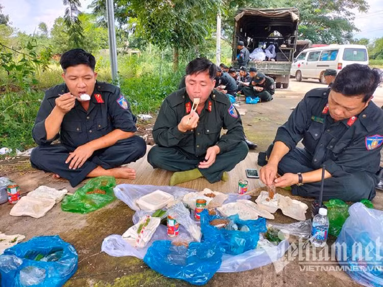 Thượng tá Diêm Công Toàn, Trung đoàn trưởng Trung đoàn CSCĐ Tây Nguyên cho biết: Đợt bổ sung người lần này được Trung đoàn CSCĐ Tây Nguyên thực hiện theo chỉ đạo của Bộ Công an và Bộ Tư lệnh CSCĐ. (Phút nghỉ ngơi bên bìa rừng trên đường hành quân)