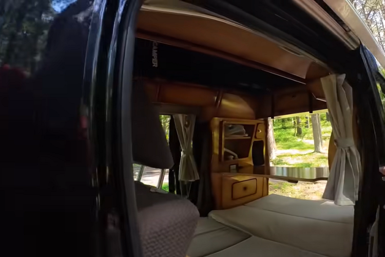 Norm Nakamura là người đứng đằng sau kênh YouTube “Tokyo Lens”, nơi anh ấy giúp mọi người thấy Nhật Bản qua con mắt của mình. Trong video trên, anh ấy thuê một chiếc xe kei cắm trại Suzuki Every, và thực hiện một chuyến phiêu lưu kỳ thú.