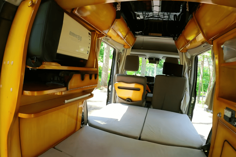 Hầu hết mọi góc trong xe đều có thể được biến thành một tính năng hữu ích nào đó. Ví dụ, ẩn ở bên cạnh là một bồn rửa, và nếu bạn nhìn lên, bạn sẽ thấy một vòi tắm linh hoạt với đầu vòi hoa sen.