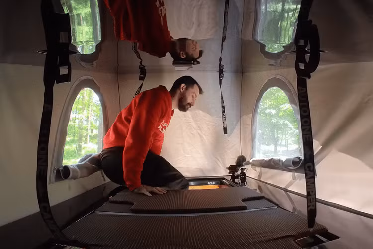 Nhà di động Suzuki Every cũng có lò vi sóng, TV và máy sưởi FF. Tất cả đều được cấp điện bởi một máy biến tần 2000 W lấy phần lớn năng lượng từ tấm pin mặt trời 40 W gắn trên nóc.