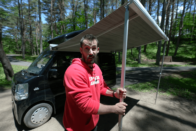 Nói đến nóc, một tính năng thú vị của xe là nó đi kèm với cấu trúc bật mở nóc và biến thành một chiếc lều để ngủ. Nếu bạn muốn ở bên ngoài và tận hưởng thiên nhiên, nhưng ngại gặp mưa, thì chiếc xe cũng có trang bị mái hiên bên sườn rộng 2,5 mét để sử dụng.