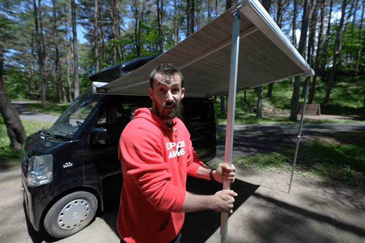 Nói đến nóc, một tính năng thú vị của xe là nó đi kèm với cấu trúc bật mở nóc và biến thành một chiếc lều để ngủ. Nếu bạn muốn ở bên ngoài và tận hưởng thiên nhiên, nhưng ngại gặp mưa, thì chiếc xe cũng có trang bị mái hiên bên sườn rộng 2,5 mét để sử dụng.