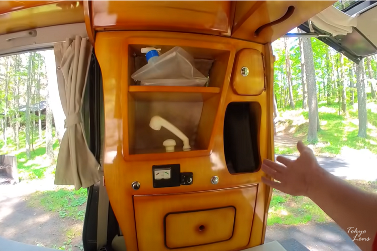 Như bạn sẽ thấy trong video của Norm, chiếc xe có rất nhiều không gian cho giường và tủ. Nội thất có một chiếc bàn có thể tháo rời và đặt bên ngoài. Bằng cách này, bạn có thể tạo thêm không gian để nằm dài trên giường.