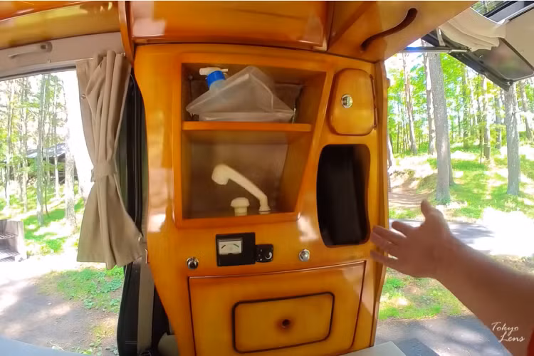 Như bạn sẽ thấy trong video của Norm, chiếc xe có rất nhiều không gian cho giường và tủ. Nội thất có một chiếc bàn có thể tháo rời và đặt bên ngoài. Bằng cách này, bạn có thể tạo thêm không gian để nằm dài trên giường.